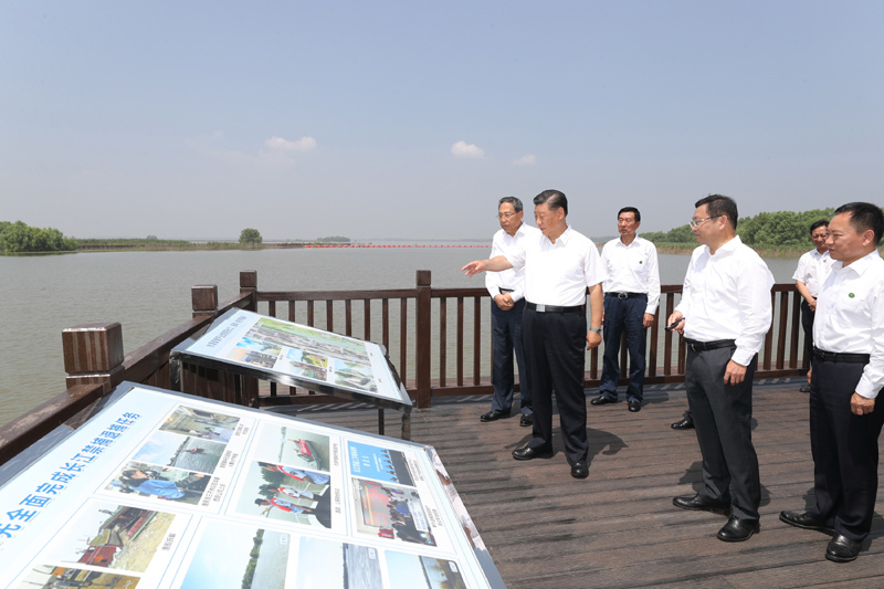 8月18日至21日，中共中央總書記、國家主席、中央軍委主席習近平在安徽省考察。這是19日上午，習近平在馬鞍山市薛家洼生態(tài)園，了解馬鞍山市長江岸線綜合整治和生態(tài)環(huán)境保護修復等情況。