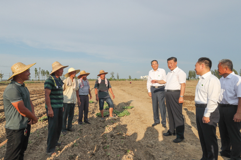 8月18日至21日，中共中央總書記、國家主席、中央軍委主席習近平在安徽省考察。這是18日下午，習近平在阜陽市阜南縣蒙洼蓄洪區(qū)，同正在退水地塊補種蔬菜的鄉(xiāng)親們親切交流。