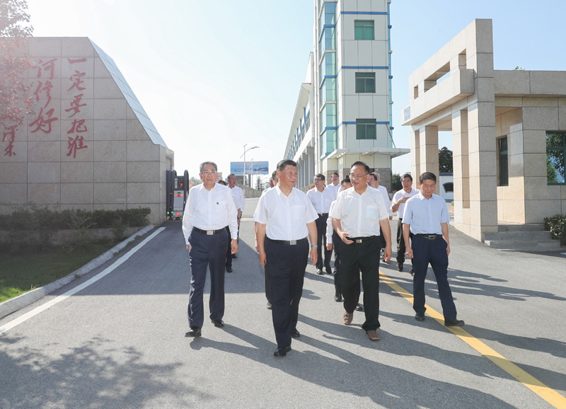 8月18日至21日，中共中央總書記、國家主席、中央軍委主席習近平在安徽省考察。這是18日下午，習近平在阜陽市阜南縣王家壩閘考察，了解安徽省防汛工作及王家壩開閘分洪情況。