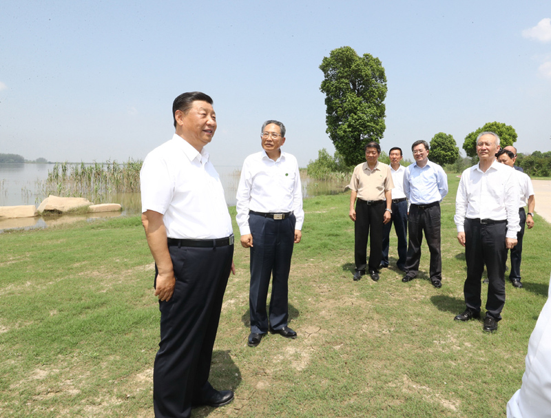 8月18日至21日，中共中央總書記、國家主席、中央軍委主席習近平在安徽省考察。這是19日上午，習近平在馬鞍山市薛家洼生態(tài)園，察看長江水情水勢和岸線生態(tài)環(huán)境。