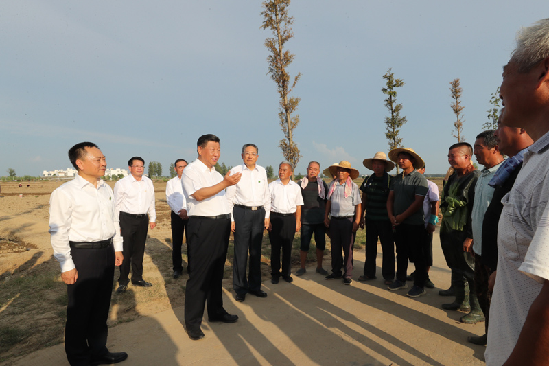 8月18日至21日，中共中央總書記、國家主席、中央軍委主席習近平在安徽省考察。這是18日下午，習近平在阜陽市阜南縣蒙洼蓄洪區(qū)，同正在勞作的鄉(xiāng)親們親切交流。