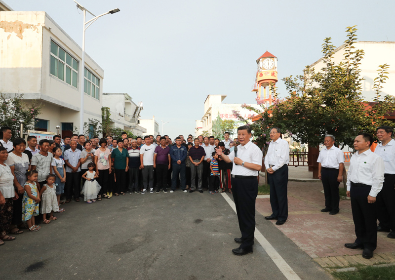 8月18日至21日，中共中央總書記、國家主席、中央軍委主席習近平在安徽省考察。這是18日下午，習近平在阜陽市阜南縣蒙洼蓄洪區(qū)曹集鎮(zhèn)利民村西田坡莊臺，看望慰問受災群眾。