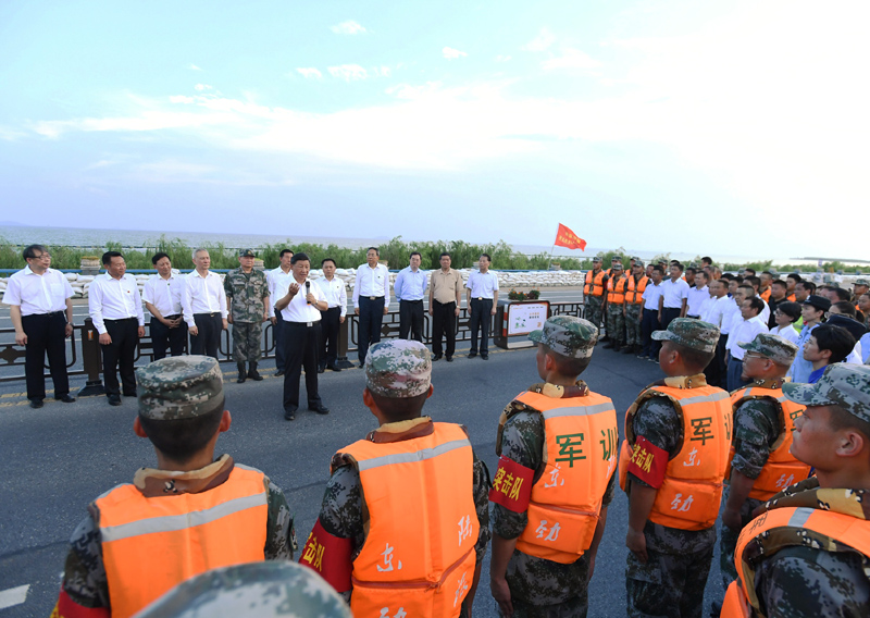 8月18日至21日，中共中央總書記、國家主席、中央軍委主席習近平在安徽省考察。這是19日下午，習近平在合肥市肥東縣十八聯(lián)圩生態(tài)濕地蓄洪區(qū)巢湖大堤上，親切看望慰問在防汛抗洪救災斗爭中犧牲同志的家屬、防汛抗洪一線人員、先進典型代表和參加抗洪搶險的部隊官兵。