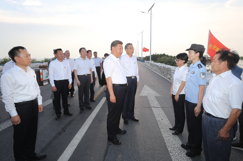 8月18日至21日，中共中央總書記、國家主席、中央軍委主席習近平在安徽省考察。這是19日下午，習近平在合肥市肥東縣十八聯(lián)圩生態(tài)濕地蓄洪區(qū)巢湖大堤上，親切看望慰問在防汛抗洪救災斗爭中犧牲同志的家屬。